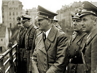 Мартин Борман сопровождает Гитлера