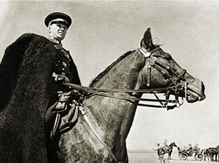 Командир казачьего отряда наблюдает за передвижением своего подразделения