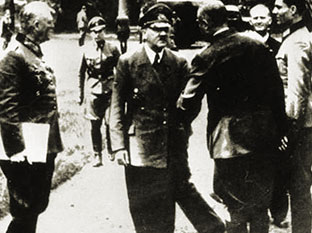 Штауффенберг (слева), Гитлер (в центре) и Кейтель