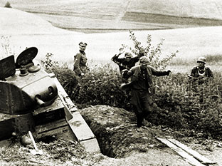 Советские снайперы выходят из своего убежища