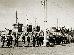 Солдаты третьего батальона рейнджеров на фоне кораблей, которые отвезут их в Анцио