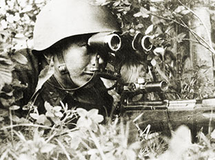 Советский снайпер на фронте